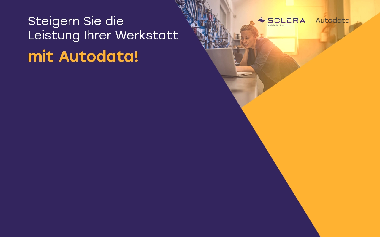 Autodata Frau die begeistert auf ihren Laptop schaut