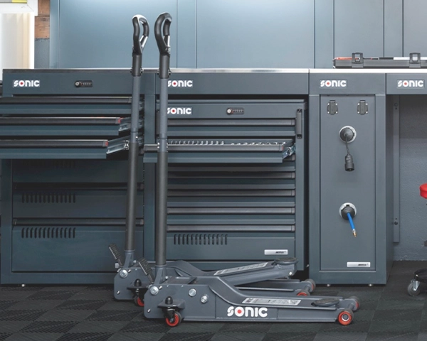 Werkzeuge & Werkstatteinrichtung Zwei Sonic Wagenheber vor einer Sonic Werkbank