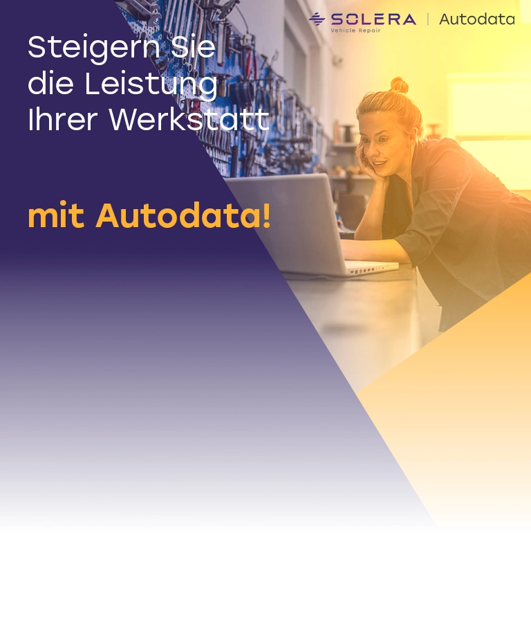Autodata Frau die begeistert auf ihren Laptop schaut